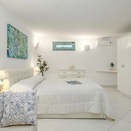 Typha 10, Emma Villa *